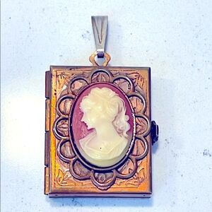 Cameo Picture Locket Pendant Vintage Gold Tone Patina Folding 4 Picture Capacity